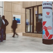 Słupek VENTO® jako nośnik reklamowy wewnątrz budynków.