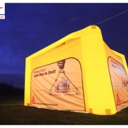 Namiot typu Domek z podśietlonymi nogami oraz oświetleniem w namiocie.
