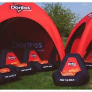 Wygodny pompowany fotel i namiot reklamowy linii VENTO® dla marki Doritos